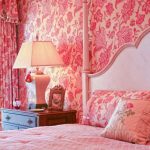 Bilik tidur dengan kertas dinding dan langsir warna merah jambu, dilengkapi dengan corak bunga