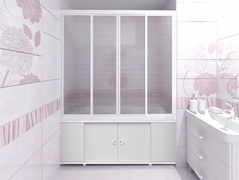 עיצוב חדר אמבטיה בהיר עם וילונות מפלסטיק