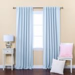 Ljusblå gardiner i vardagsrummet