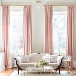 Világos rózsaszín függönyök a szürke nappaliban