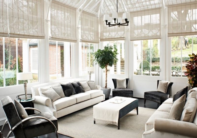 Interiér bílý obývací pokoj s bambusové záclony