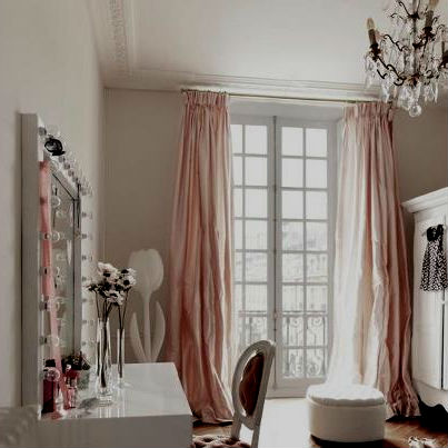 Tirai merah jambu di dalam bilik tidur dengan warna-warna cerah