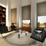 Design del soggiorno con tre finestre