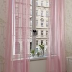 Vékony, világos rózsaszín függönyök