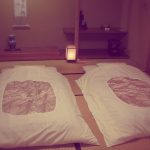 Traditionellt japanskt sängkläder i form av en madrass, sprid över natten för att sova och rengöras på morgonen i garderoben
