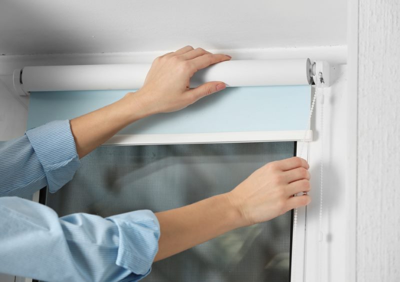 Függöny telepítése a kezével a PVC ablakra