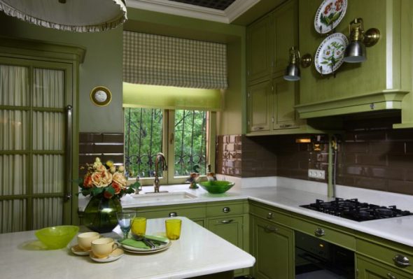 Colore verde oliva in cucina