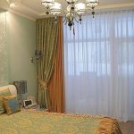 I sovrummet är den lämpliga kombinationen av gardiner lugna färger.