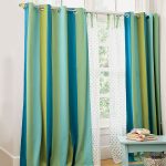 I ett ljust och soligt rum rekommenderas att man använder gardiner av kallblå nyans.