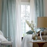 Luftiga blå och vita gardiner för ett stort fönster