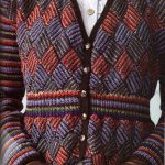 Maglione lavorato a maglia con una cintura di gomma