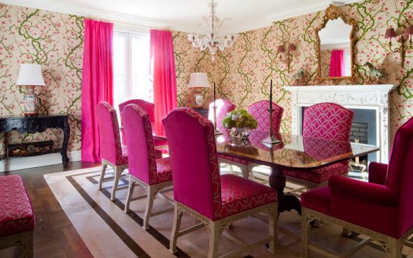 Rosa gardiner och stolar