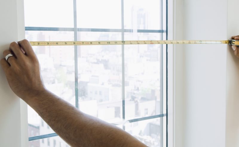 قياس فتحة النافذة بقياس شريط معدني بيديك