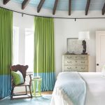ירוק וילונות כחולים בפנים של חדר השינה