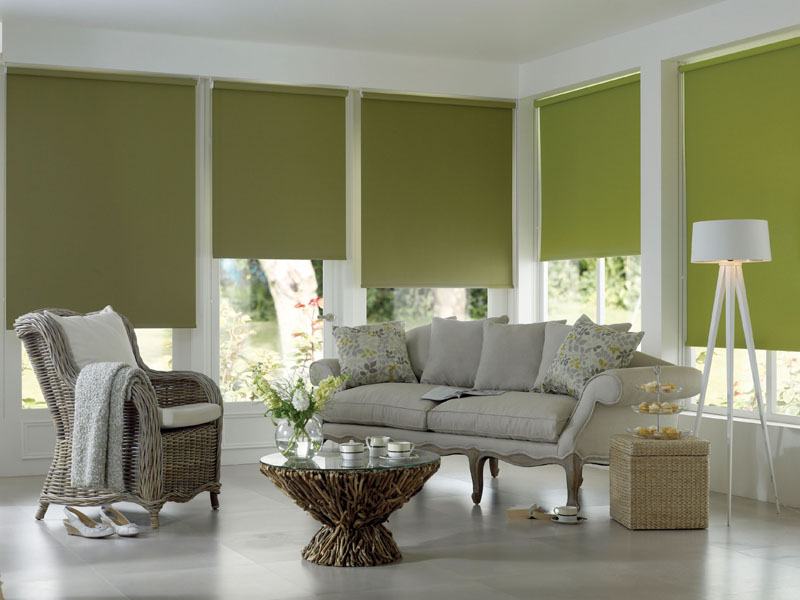 Zöld függönyök hengerelt típusa a nappaliban