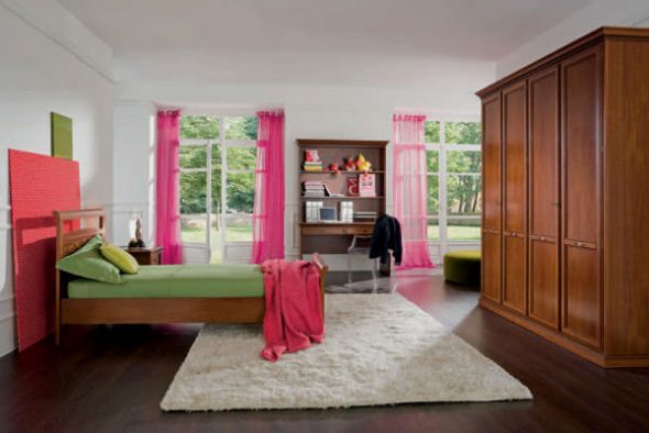 Kombinationen av rosa gardiner med andra element