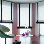 Tende romane bianche e nere per gli interni nello stile del minimalismo.