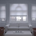 Fehér római függönyök különböző méretű a nappaliban a minimalizmus stílusában