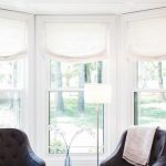 Witte vouwgordijnen voor ramen in de woonkamer