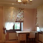 Virágos római redőnyök és fehér tüll világos szoba bútorokkal