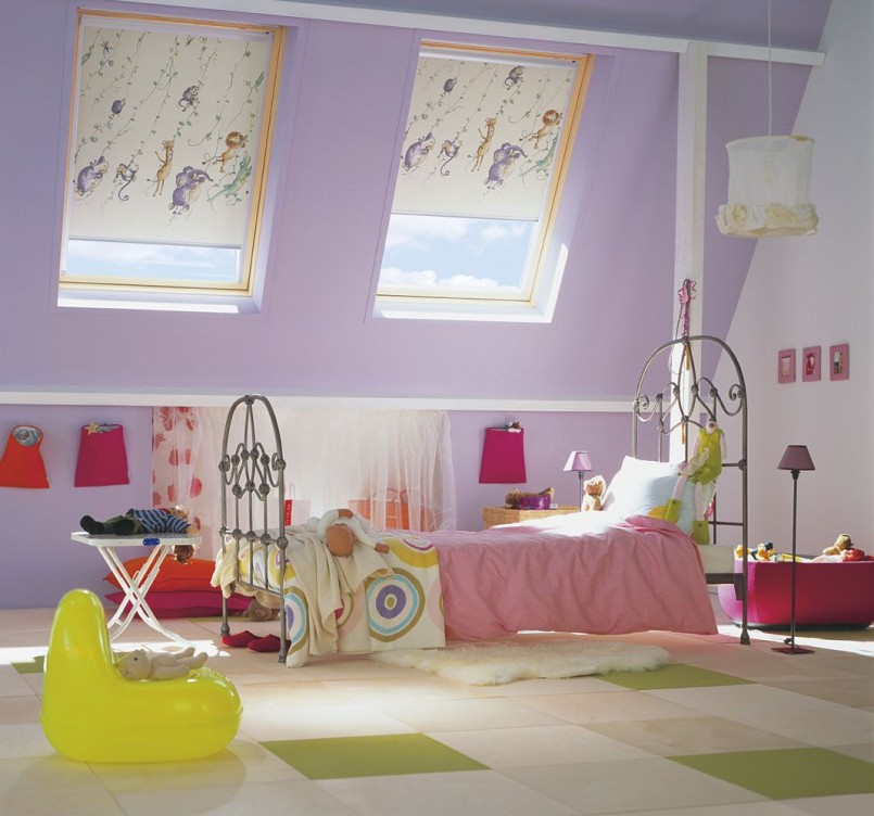 Interieur van een kinderkamer op de zolder met gordijnen van licht roltype