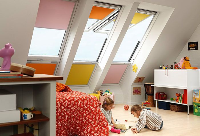 Tapparelle multicolore sulle finestre del vivaio in soffitta