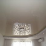 Chambre design avec plafond tendu et corniche cachée