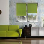 Design del soggiorno con divano verde