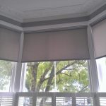 Pemasangan roller blinds pada tingkap tingkap bay