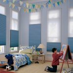 Kék függöny a fiatal művész gyermekszobájában