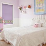 Bílé ložní prádlo na posteli v dětském pokoji