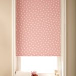 Ett fönster i barnrummet med en polka dot gardin