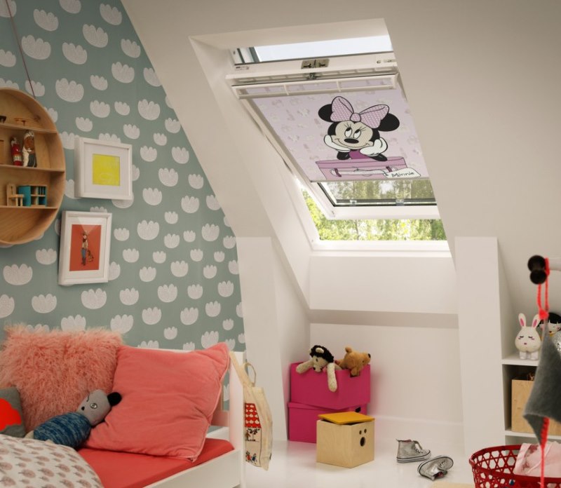 Tenda avvolgibile con stampa fotografica sulla finestra dei bambini in soffitta