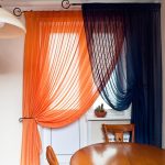 La combinazione di tende in diversi colori sulla finestra del soggiorno