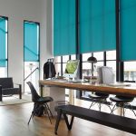 Blå gardiner för stora fönster på kontoret