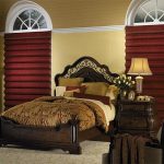 Cascade gordijnen bordeauxrode kleur in de slaapkamer