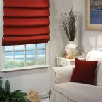 Cascading gardiner för ett litet fönster i vardagsrummet