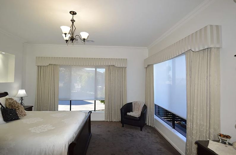 Tirai putih di tingkap bilik tidur dengan gaya klasik