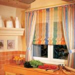 Kombinera randiga romerska och klassiska gardiner i köket