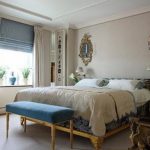 Kombination av blå romerska och ljusa klassiska gardiner i sovrummet