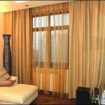 Bruna gardiner och gardiner för ett litet vardagsrum