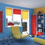 Rood-gele rolde gordijnen in de kleur van de kamer