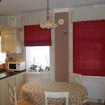 Röd kaskad gardiner - en ljus accent i ett ljust kök med tre fönster