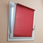 Röd rullgardiner för ett litet fönster