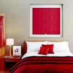 Tirai merah untuk bilik tidur dengan hiasan merah