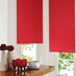 Tirai merah - aksen yang terang untuk dapur