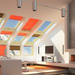 Vardagsrum design med öppen spis på vinden i ett privat hus