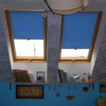 Blauwe gordijnen op houten ramen