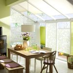Ontwerp van keuken-eetkamer met ramen aan het plafond