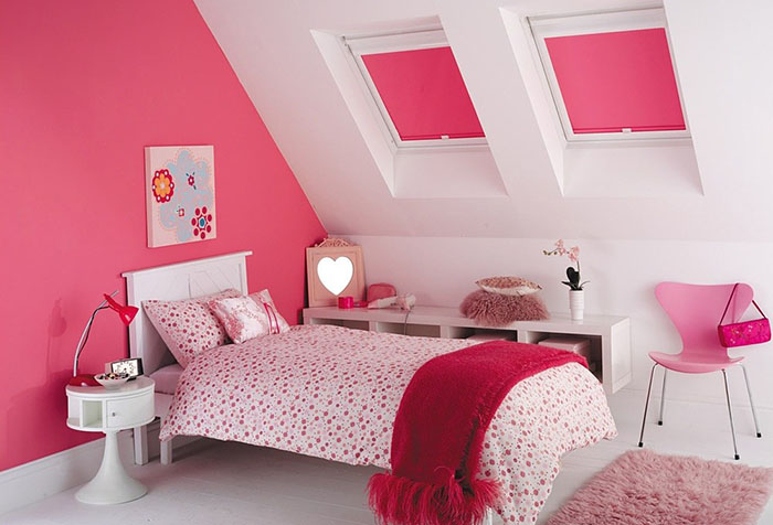 Persiane rosa sulle finestre della soffitta dei bambini